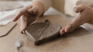 Molding a leaf made from clay